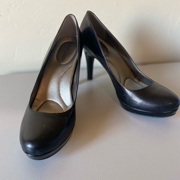 B Flexible Black Heels - Picture 3 of 6